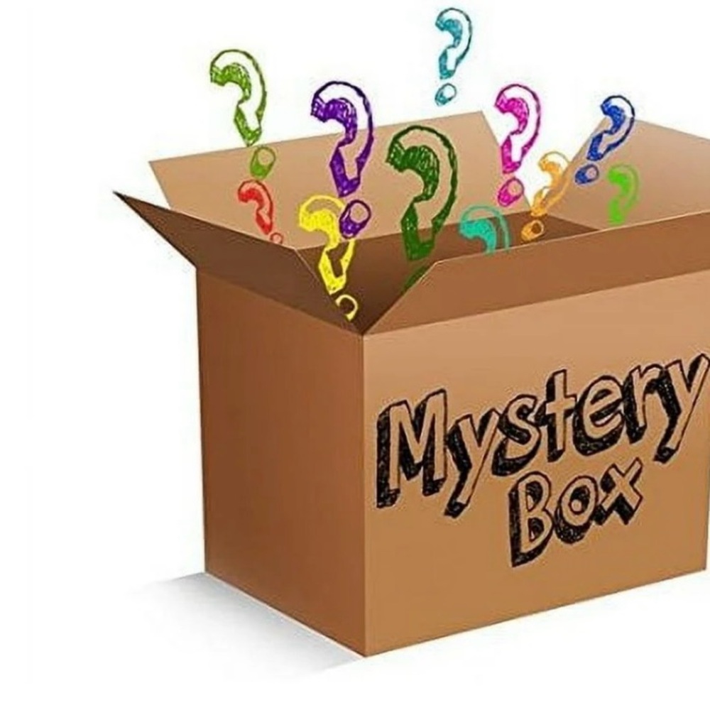 Boys size 6/7 mystery box! 📦 
15 items for $25 

*can include all seasons*